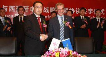 Xiaobing, antiguo CEO de China Unicom, con César Alierta