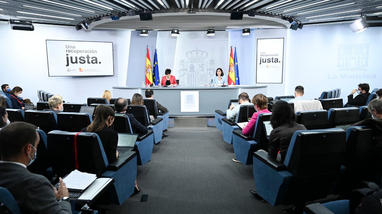 La ministra de Política Territorial y portavoz del Gobierno, Isabel Rodríguez, y la ministra de Sanidad, Carolina Darias, comparecen ante los medios de comunicación, en la rueda de prensa posterior al Consejo de Ministros.