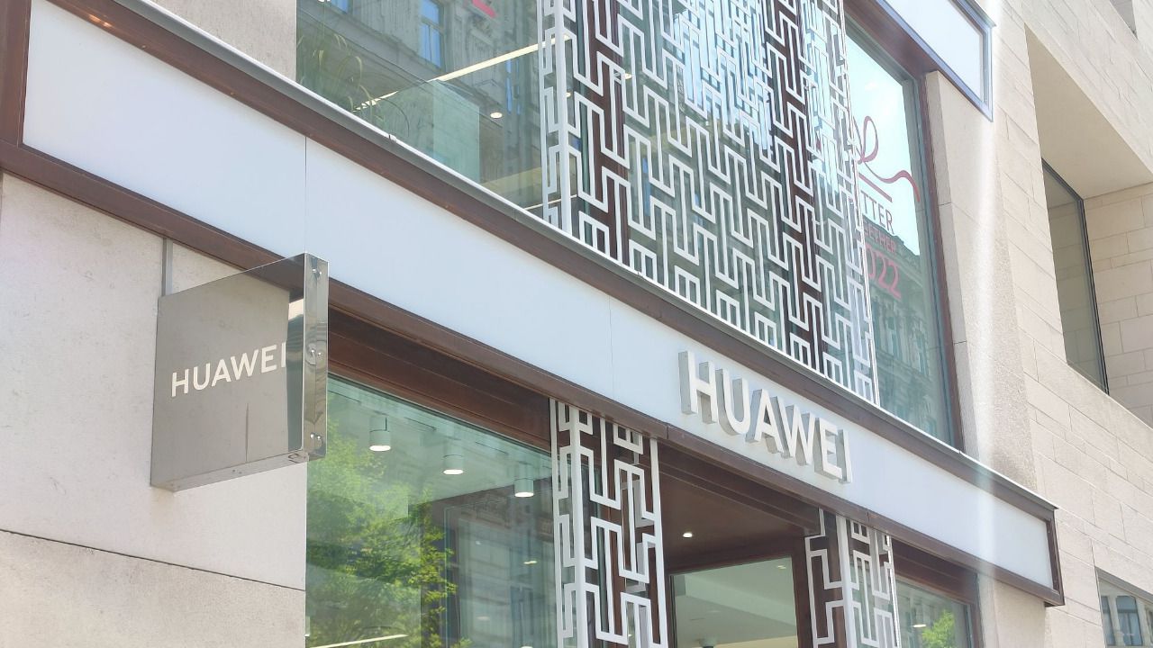 Fachada de una tienda de Huawei en el centro de Viena