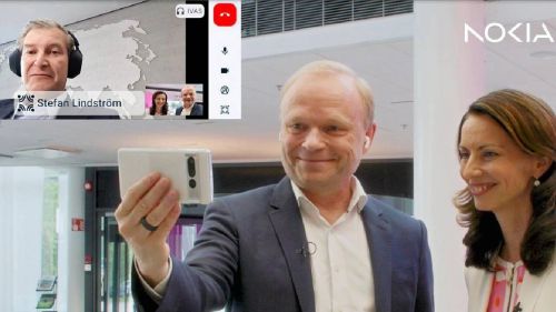 El CEO de Nokia, Pekka Lundmark, en una conversación con Stefan Lindström, embajador de Digitalización y Nuevas Tecnologías de Finlandia