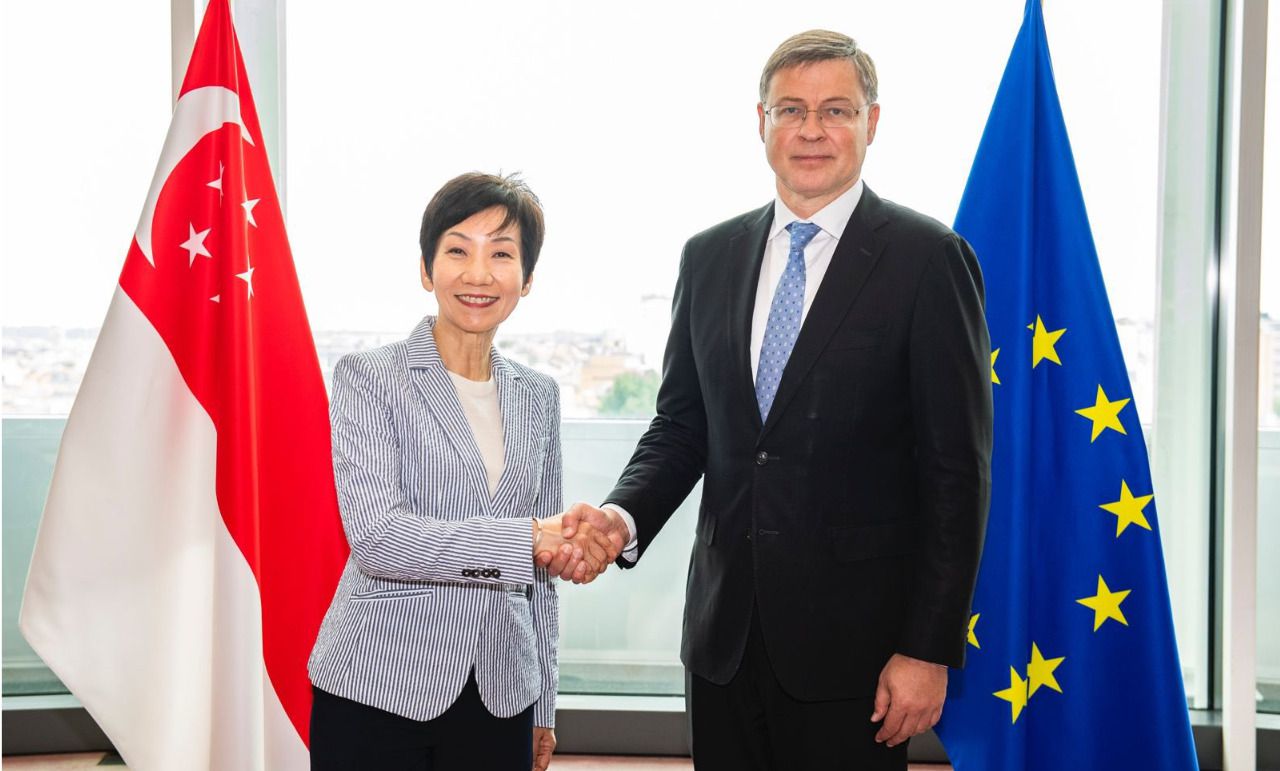 La ministra de Relaciones Comerciales de Singapur, Grace Fu, y el vicepresidente económico de la Comisión Europea, Valdis Dombrovskis