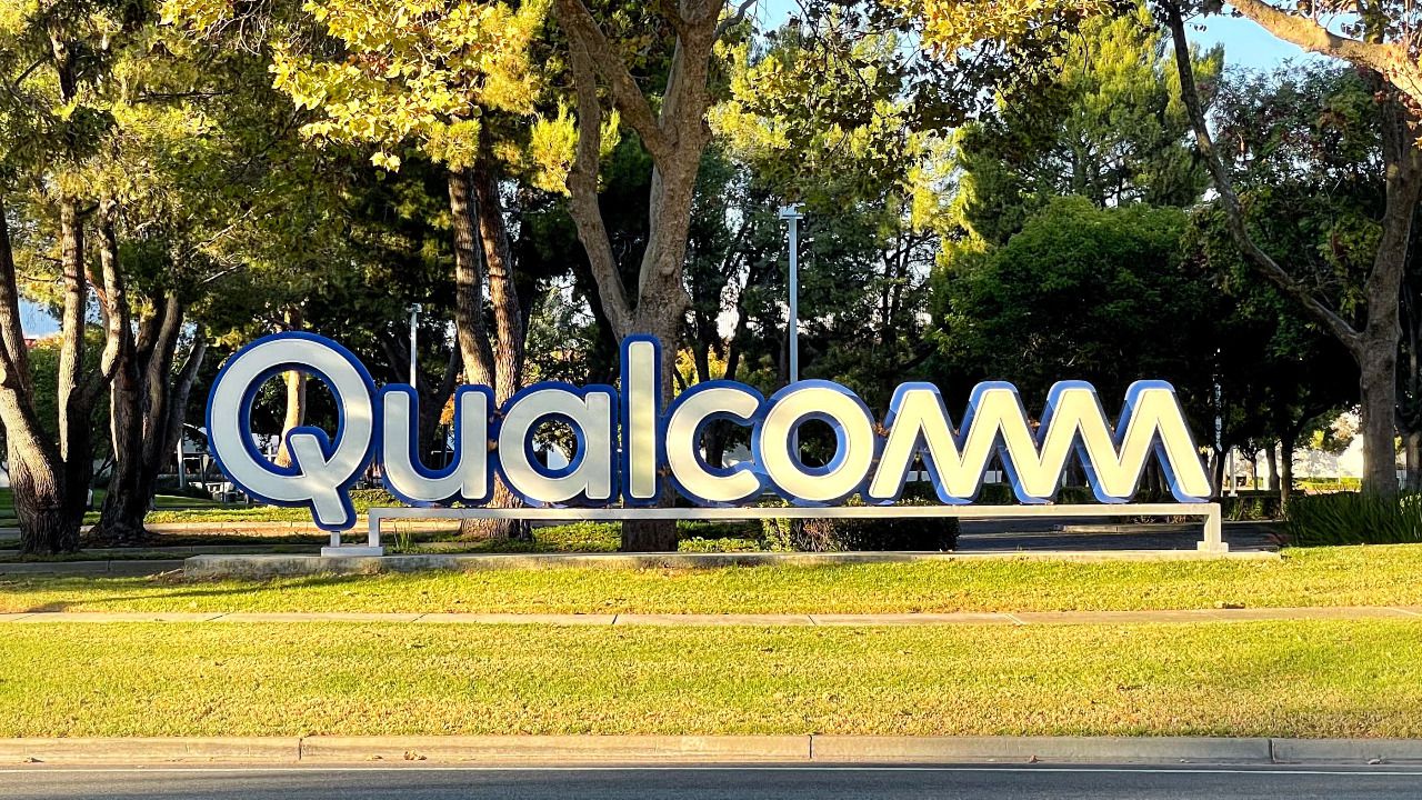 Logotipo de Qualcomm frente a sus oficinas centrales en Santa Clara (California, Estados Unidos)