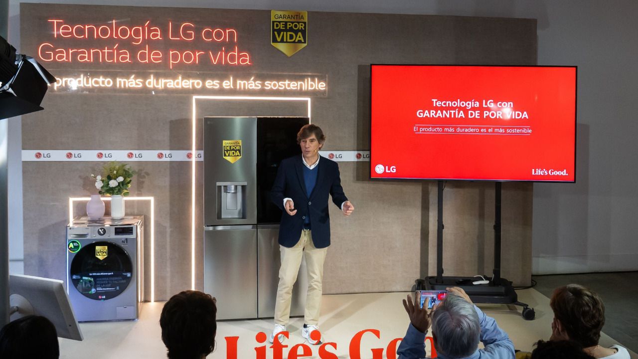 Miguel Ángel Fernández, director de Marketing de LG España, durante un encuentro con la prensa