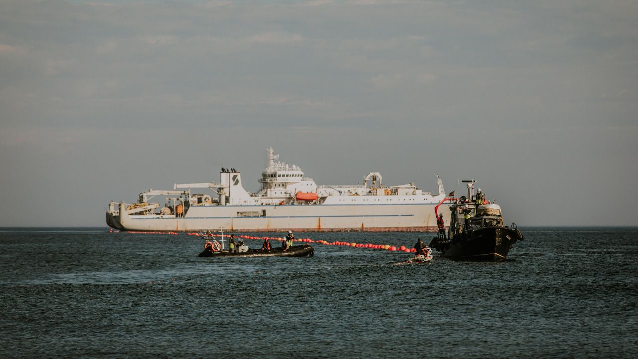 El cable Grace Hopper durante su llegada a tierras españolas 