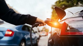 Contratar un seguro para coche híbrido: condiciones especiales y ventajas