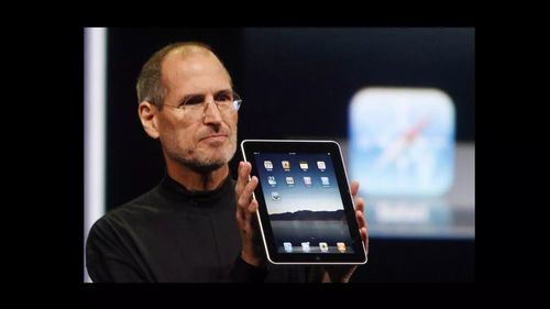 Steve Jobs sostiene el primer iPad durante su presentación oficial