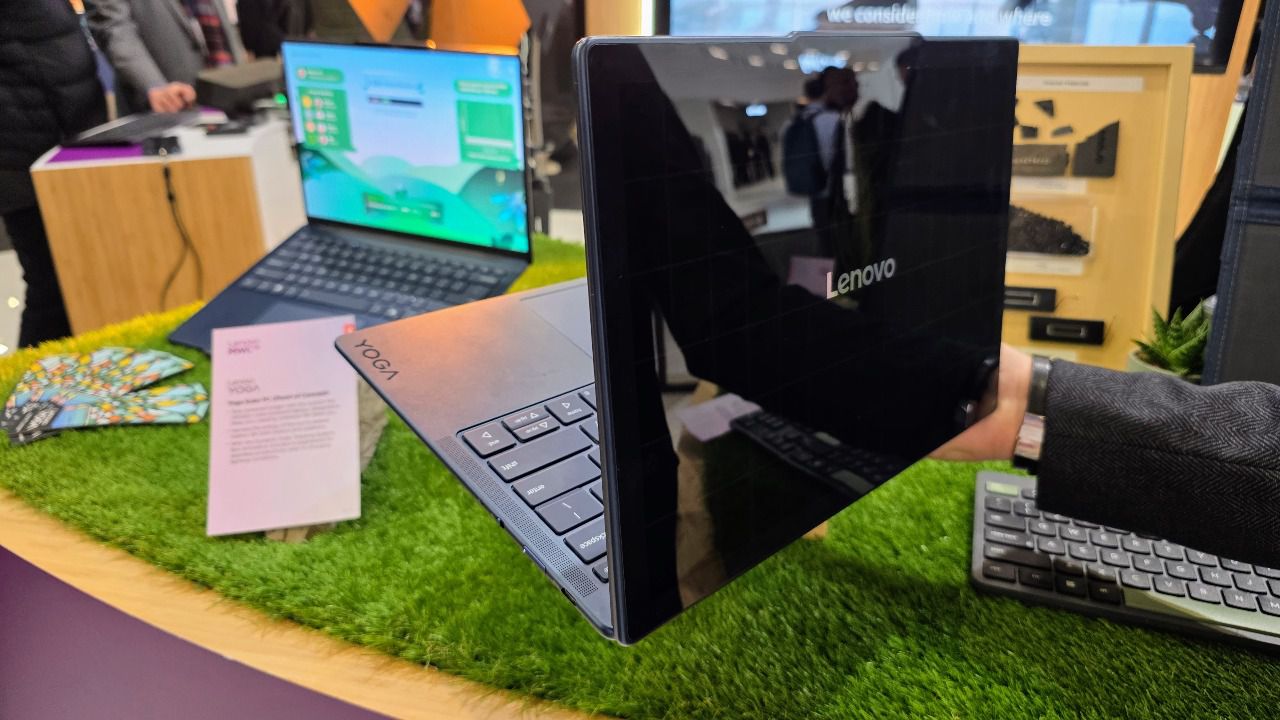 Concepto de ordenador con placa solar de Lenovo