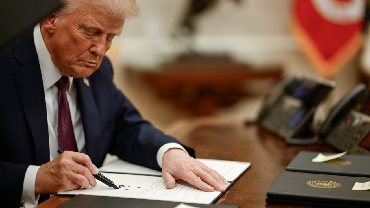 Donald Trump, presidente de Estados Unidos, firmando una orden ejecutiva