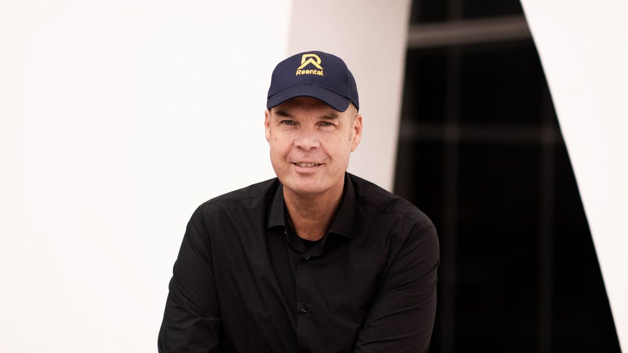 Ferrán Martínez posando con la gorra oficial de Reental