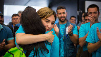 Ada Colau abrazando a una huelguista durante la ocupación de la sede del MWC (foto: Enric Catalá)