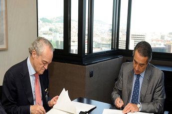 José Manuel de Riva de AMETIC (izq.), y Juan Antonio Alcaraz de CaixaBank