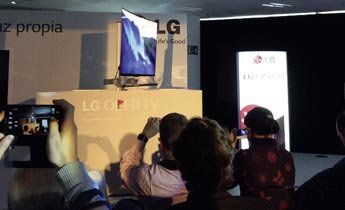 La primera televisión LED curvo de LG se presenta en Madrid; es una Smart TV compatible con Cinema 3D