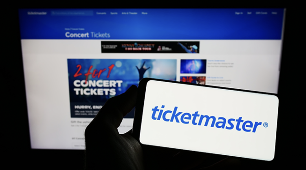 La OCU denuncia a Ticketmaster por cobros abusivos y ocultos en la venta de entradas online