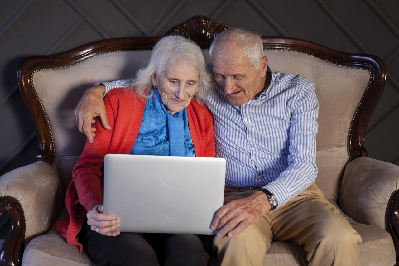 La tecnología se presenta como un puente que conecta a los mayores con sus familias en la era digital