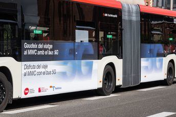 TMB y Telefónica incorporan 5G y edge computing al bus lanzadera entre Barcelona y la sede del MWC