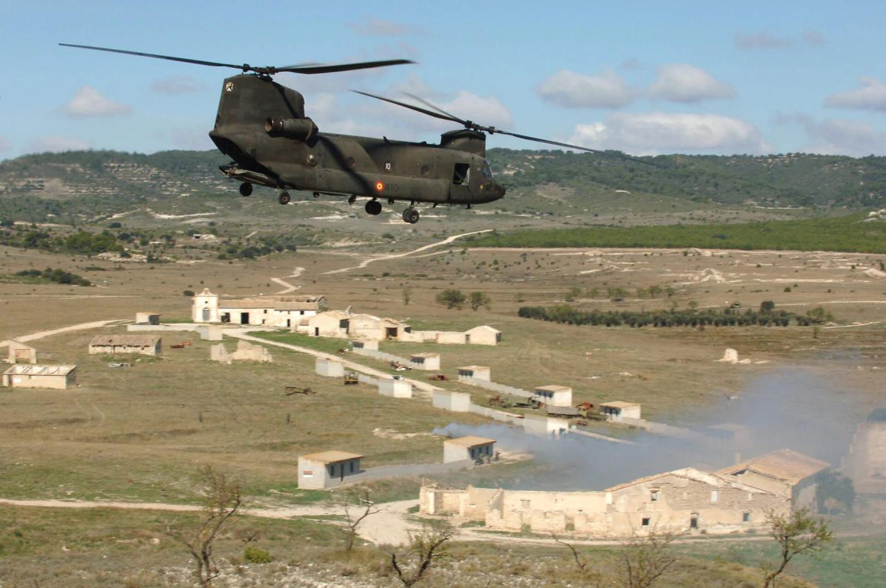 Un helicóptero Chinook en el campo de maniobras de San Gregorio