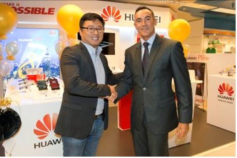 Pablo Wang, Director del Departamento de Consumo de Huawei España y José Garamendi, Responsable Nacional de Ventas de Electrónica de El Corte Inglés
