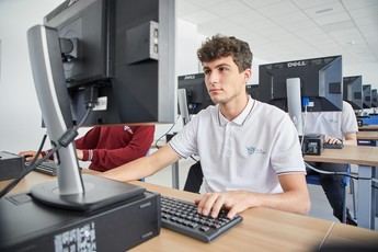 Este colegio madrileño enseña programación sin pantallas ni dispositivos móviles