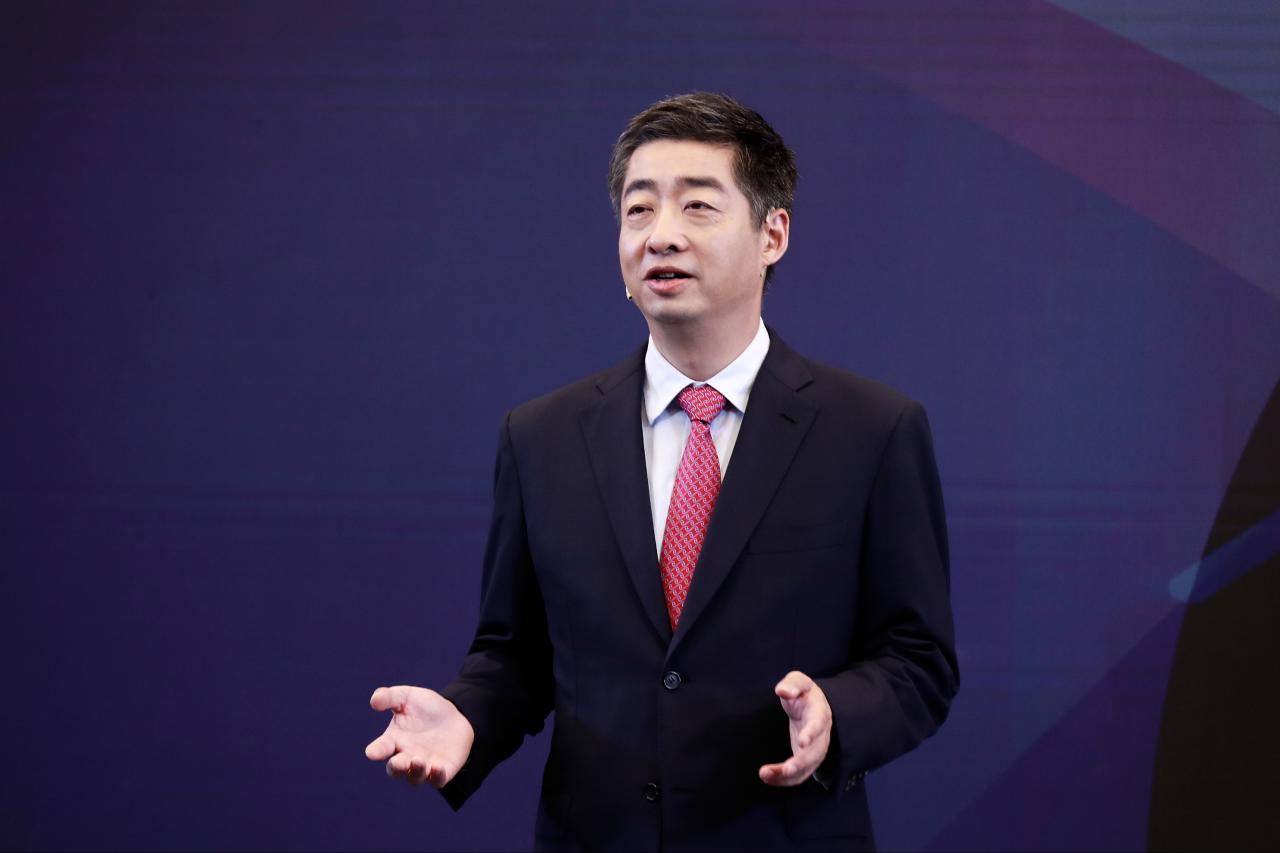 Ken Hu, presidente rotatorio de Huawei, durante su intervención en la inauguración del 12º Foro Global de Banda Ancha Móvil (MBBF) 