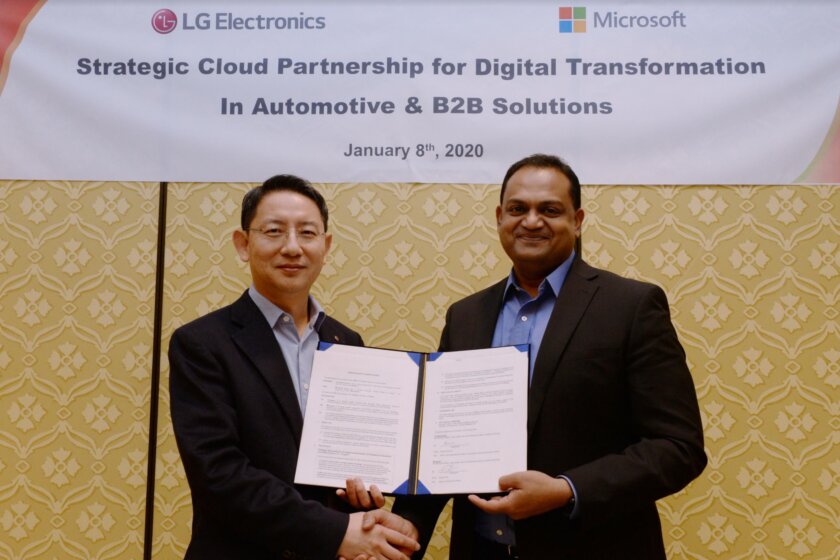 Dr. Lee Sang-yong, Vicepresidente Senior y Head de Automotive & Business Solutions Center de LG Electronics y Sanjay Ravi, General Manager de Automotive Industry en Microsoft 