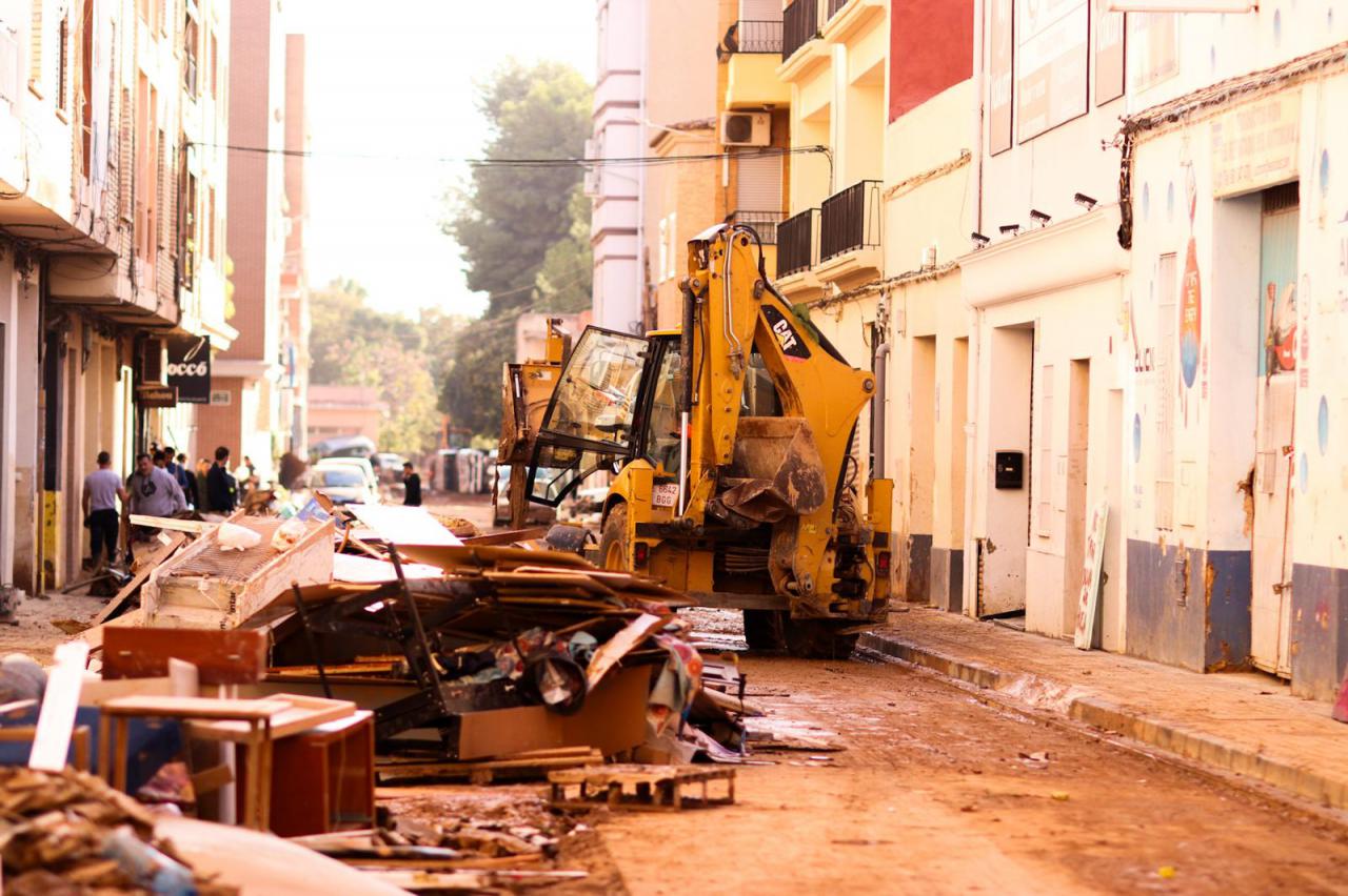 Una de las calles de Benetúser cubiertas por el lodo tras el paso de la DANA en Valencia