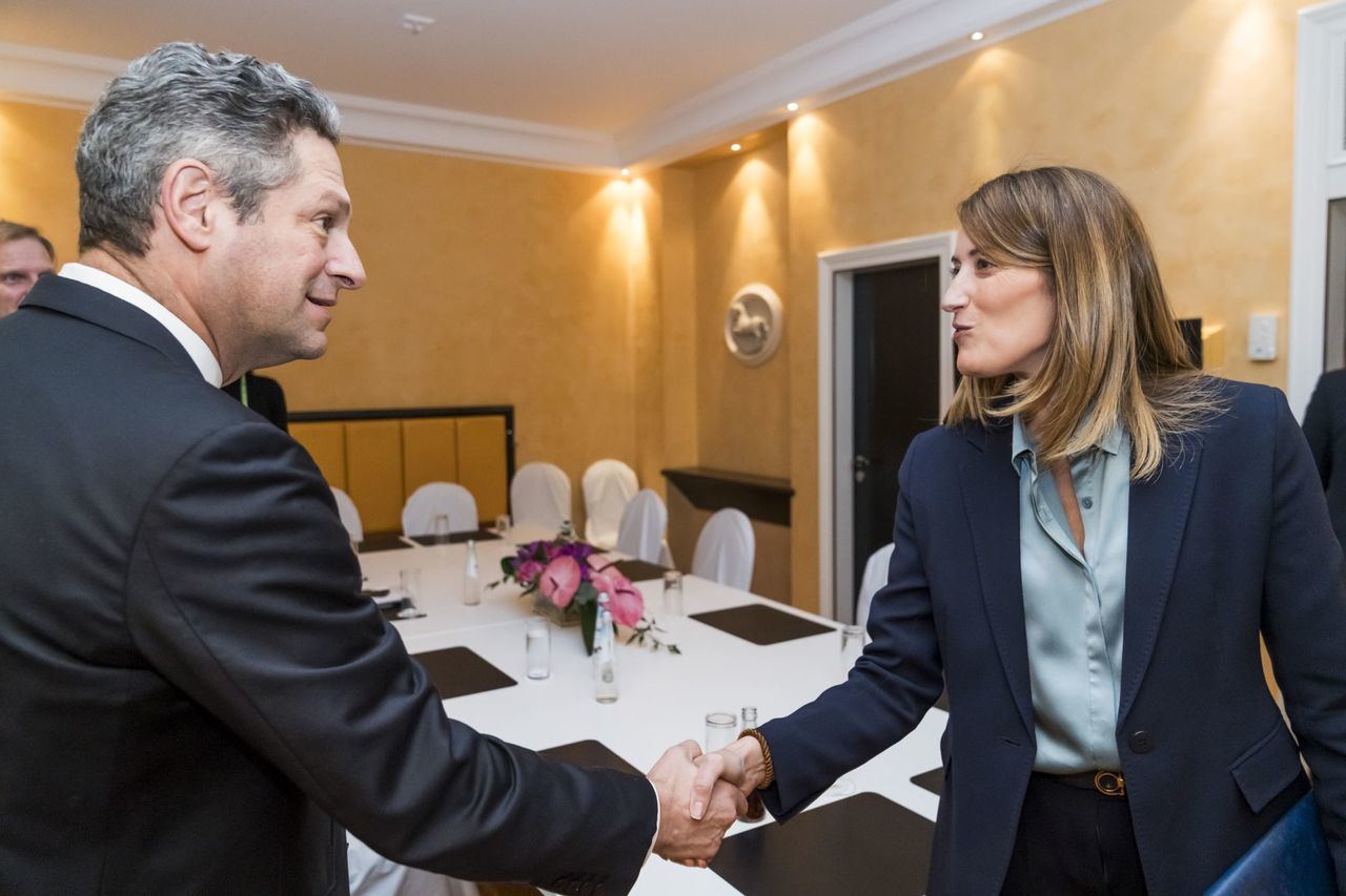 Roberta Metsola, presidenta del Parlamento Europeo, durante un encuentro con Joel Kaplan, director de Asuntos Globales de Meta