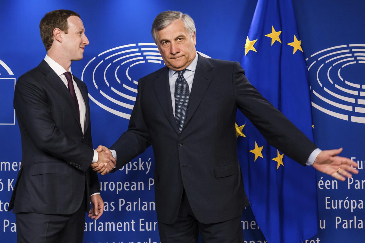 Mark Zuckerberg, CEO de Facebook, junto a Antonio Tajani, presidente del Parlamento Europeo