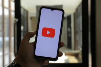 YouTube busca establecer acuerdos de inteligencia artificial musical con las principales compañías discográficas