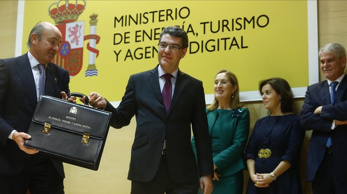 Álvaro Nadal recogiendo la cartera del Ministerio