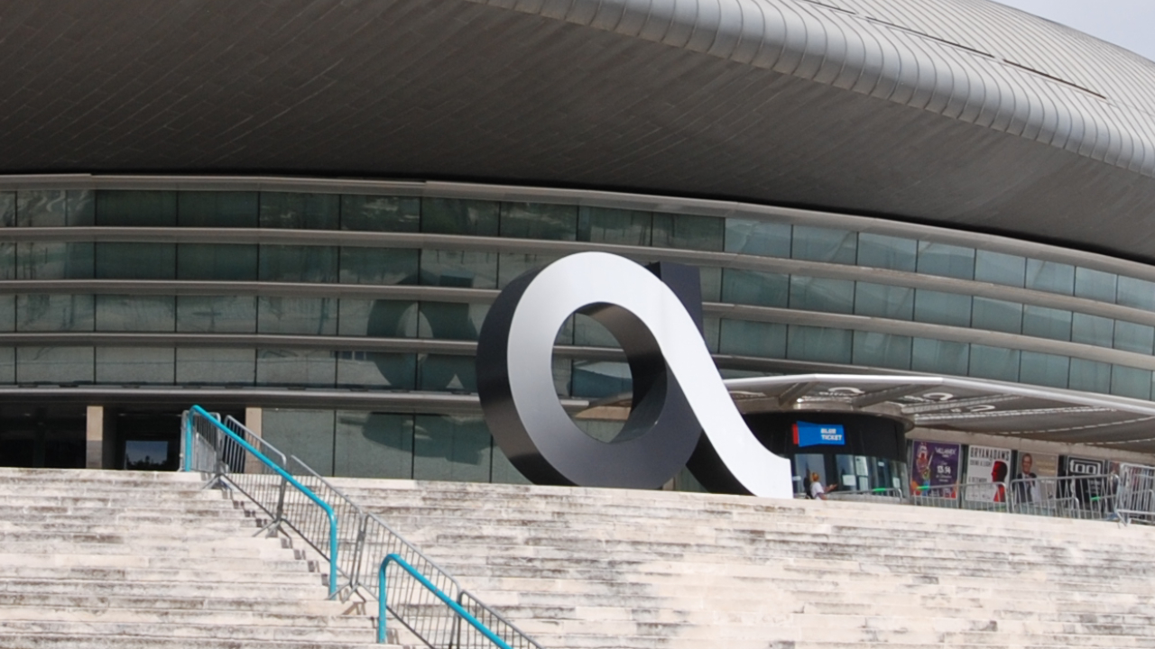 Logotipo de Altice Portugal frente al Altice Arena & Dustbins 