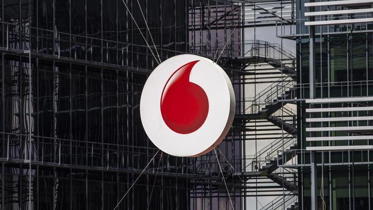 Vodafone España y los sindicatos pactan el ERE para 898 empleados