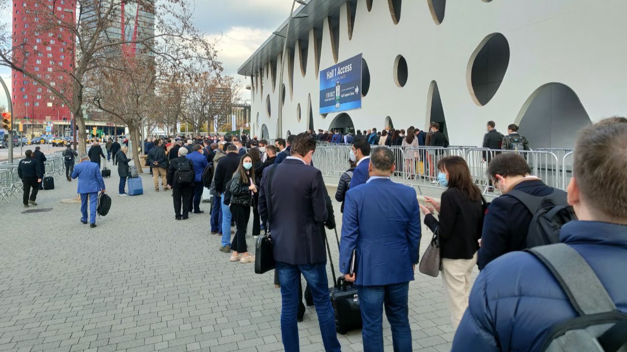 Los primeros dos días, alrededor de 10 minutos de cola eran necesarios para poder entrar en el MWC Barcelona 2022 y pasar los sistemas de seguridad