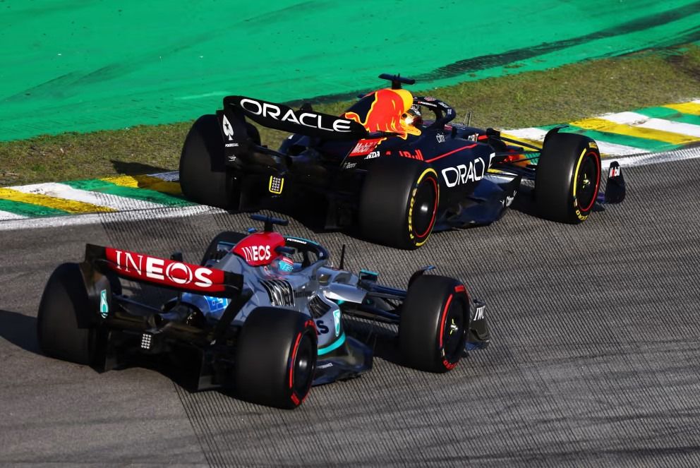 George Russell atacando a Max Verstappen para lograr la P1 en la carrera del sábado en el GP de Brasil 2022