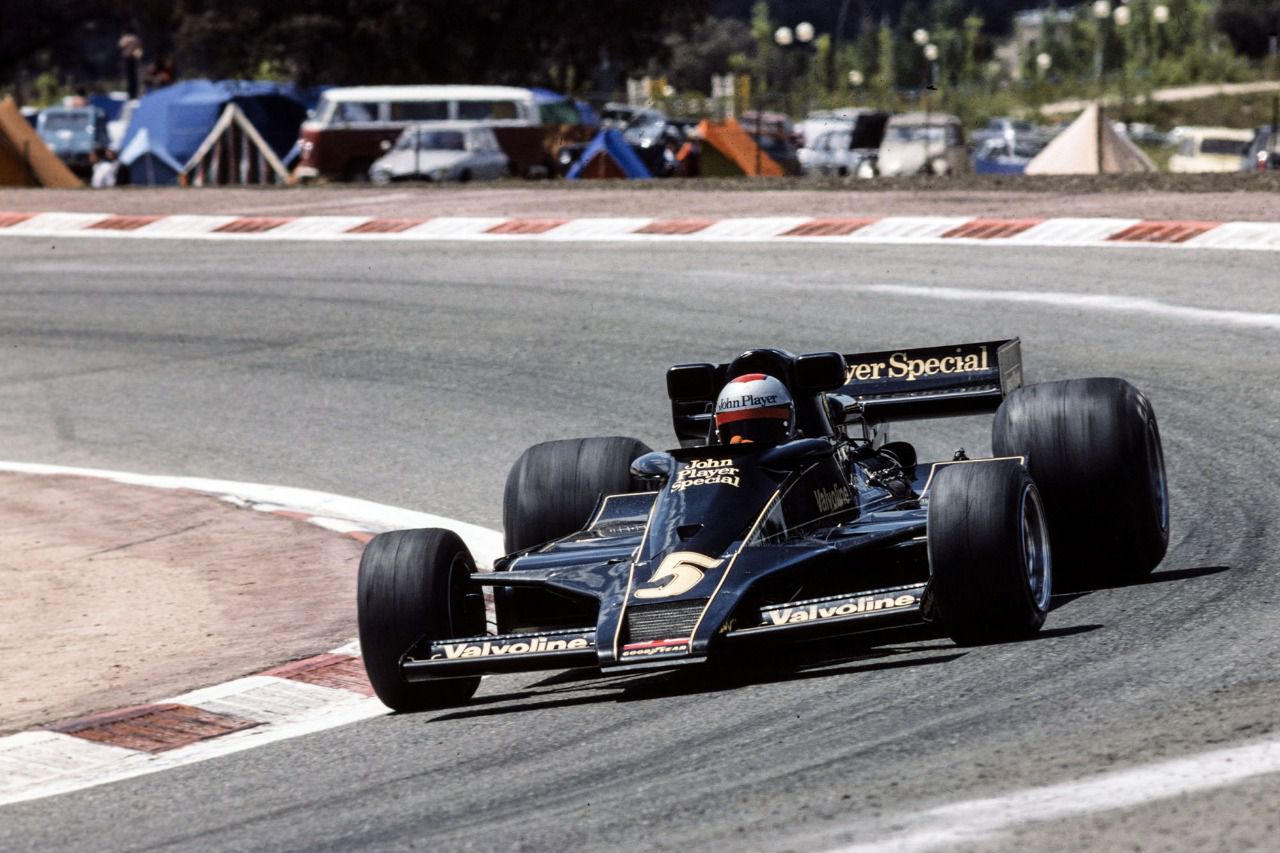 Mario Andretti al volante del Lotus 78
