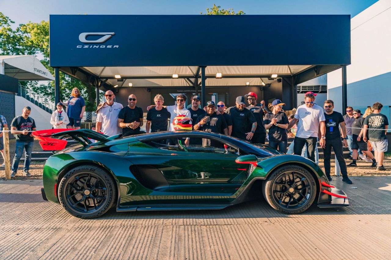 Celebración del equipo de Czinger por el récord de velocidad en la Hill Climb de Goodwood Festival of Speed 2024 (Autor: Alvaro Muro)