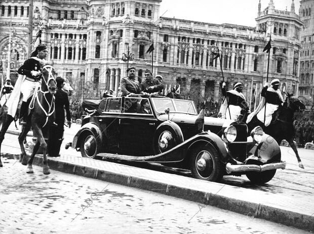 Franco durante el desfile en su Hispano Suiza. Fuente: ABC