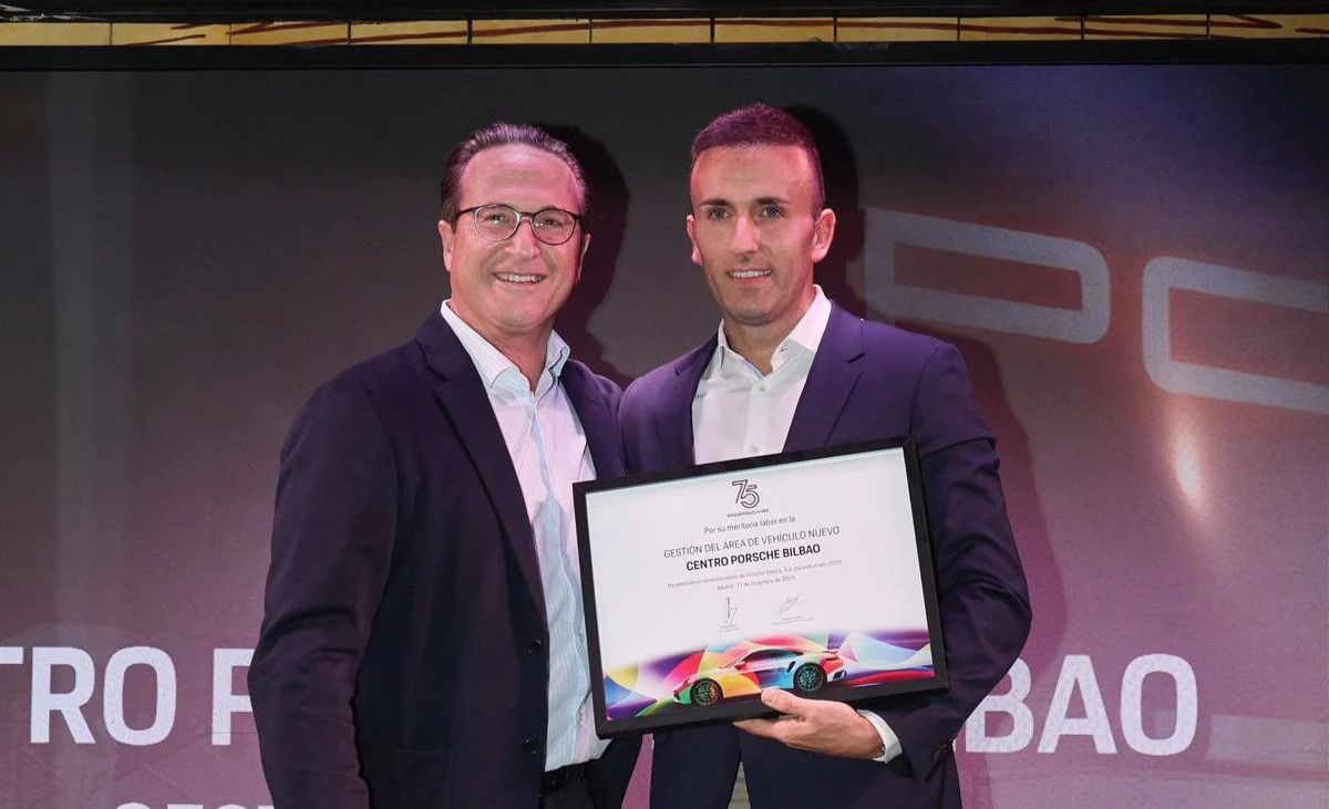 Mikel Berasategui recogiendo el premio a la mejor gestión del vehículo nuevo en 2023