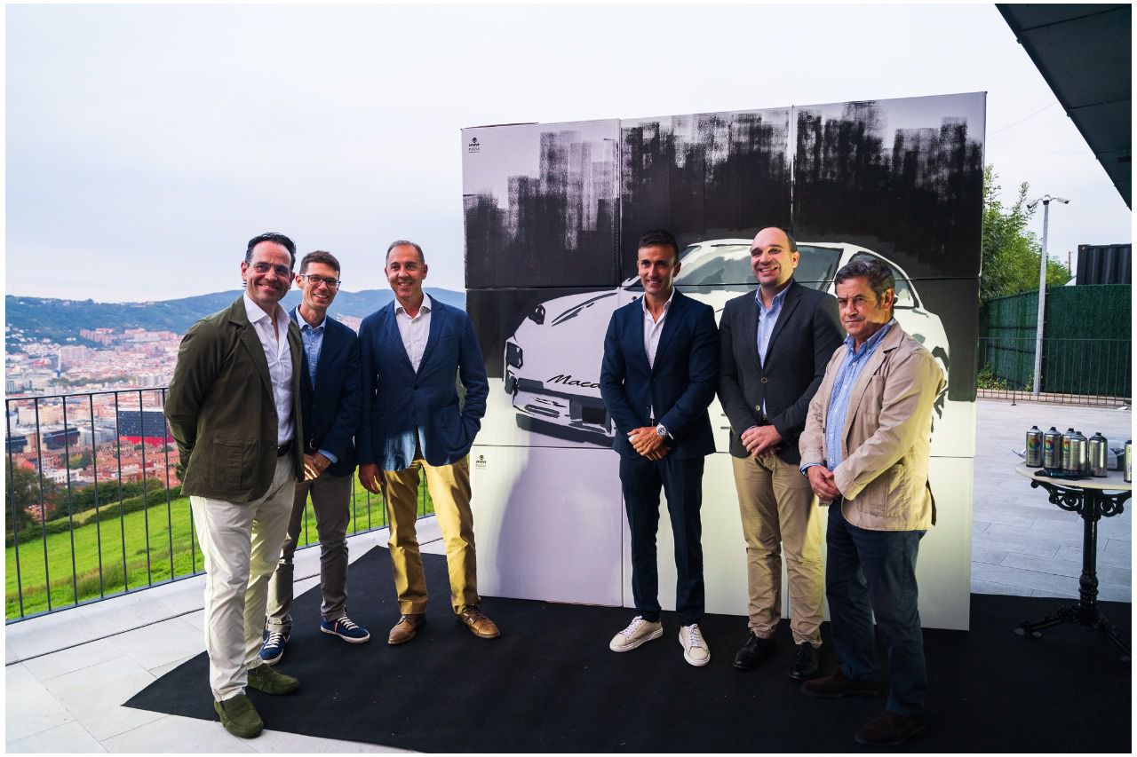 Equipo de Centro Porsche Bilbao posando junto al modelo Porsche Macan eléctrico (Autor: Álvaro Muro)