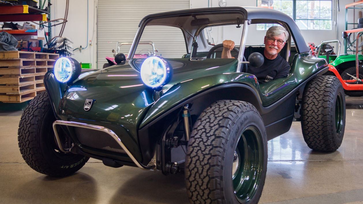 Freeman Thomas junto al novedoso modelo electrificado Meyers Manx 2.0 Dune Buggy