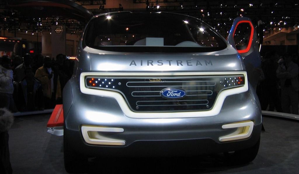 Freeman Thomas y su equipo presentaron los vehículos conceptuales Interceptor y Airstream en el Salón del Automóvil de Detroit en 2007