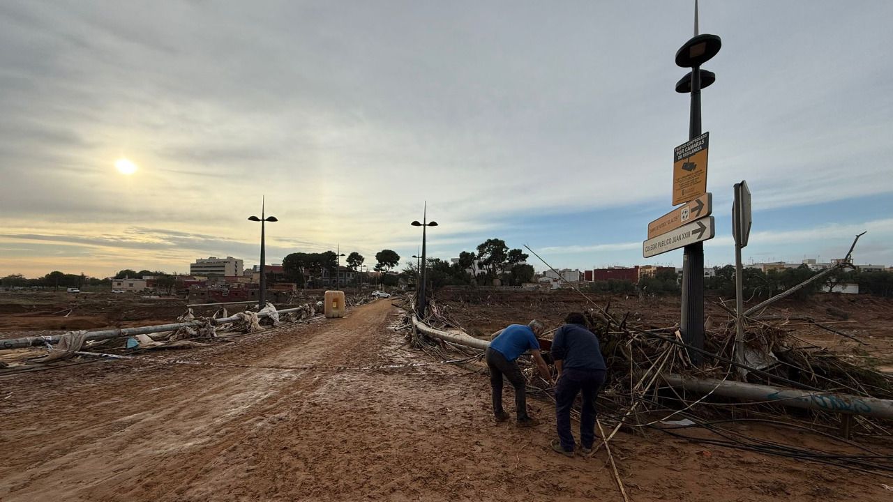 Técnicos de Vodafone trabajan en la rehabilitación de equipos de telecomunicaciones para recuperar la conectividad en la región afectada por la DANA