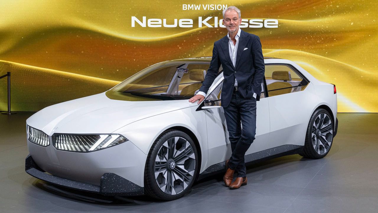 Adrian van Hooydonk presentando el prototipo futurista electrificado BMW Vision Neue Klasse 