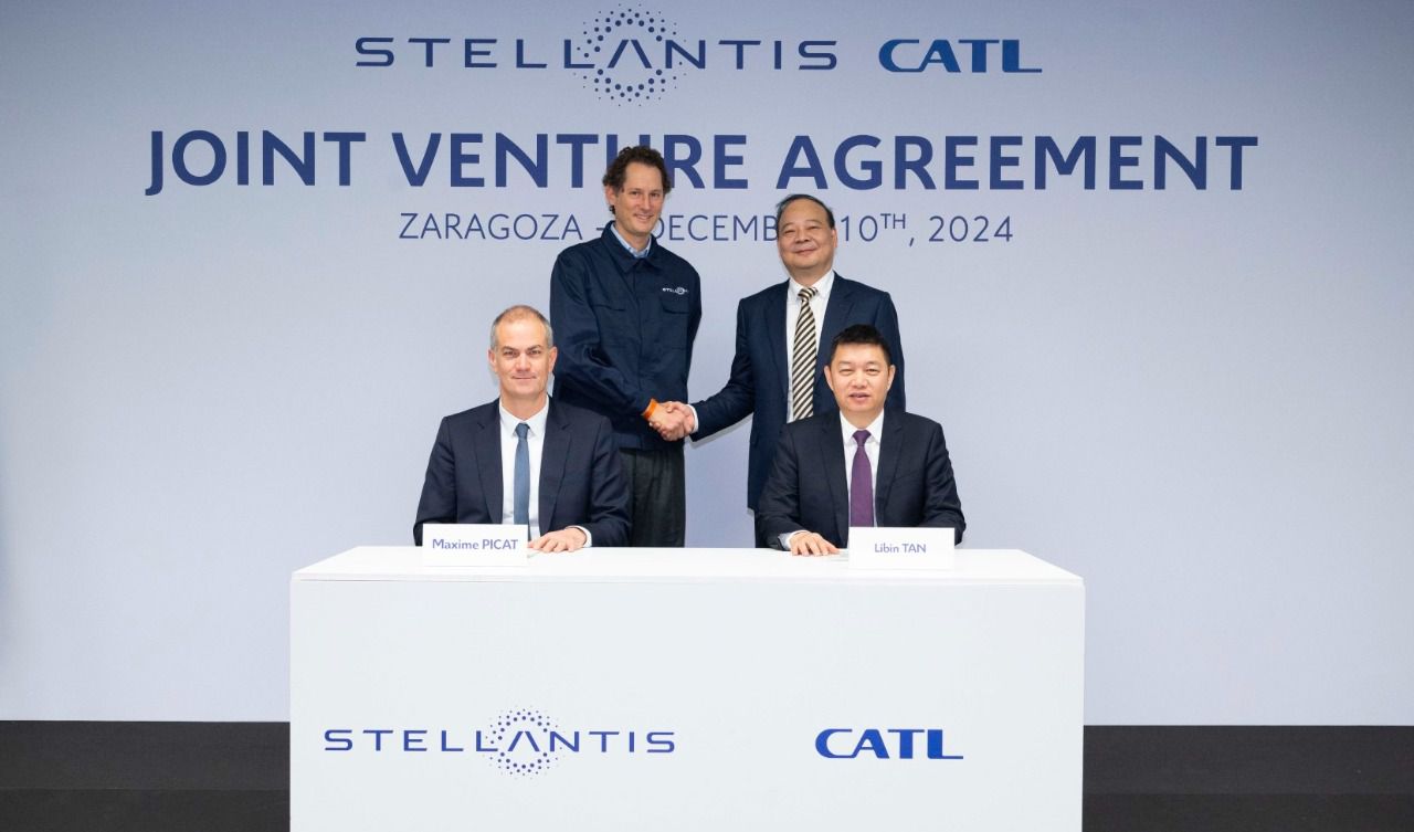 De izquierda a derecha se encuentran John Elkann, Maxime Picat, Robin Zeng y Libin Tan