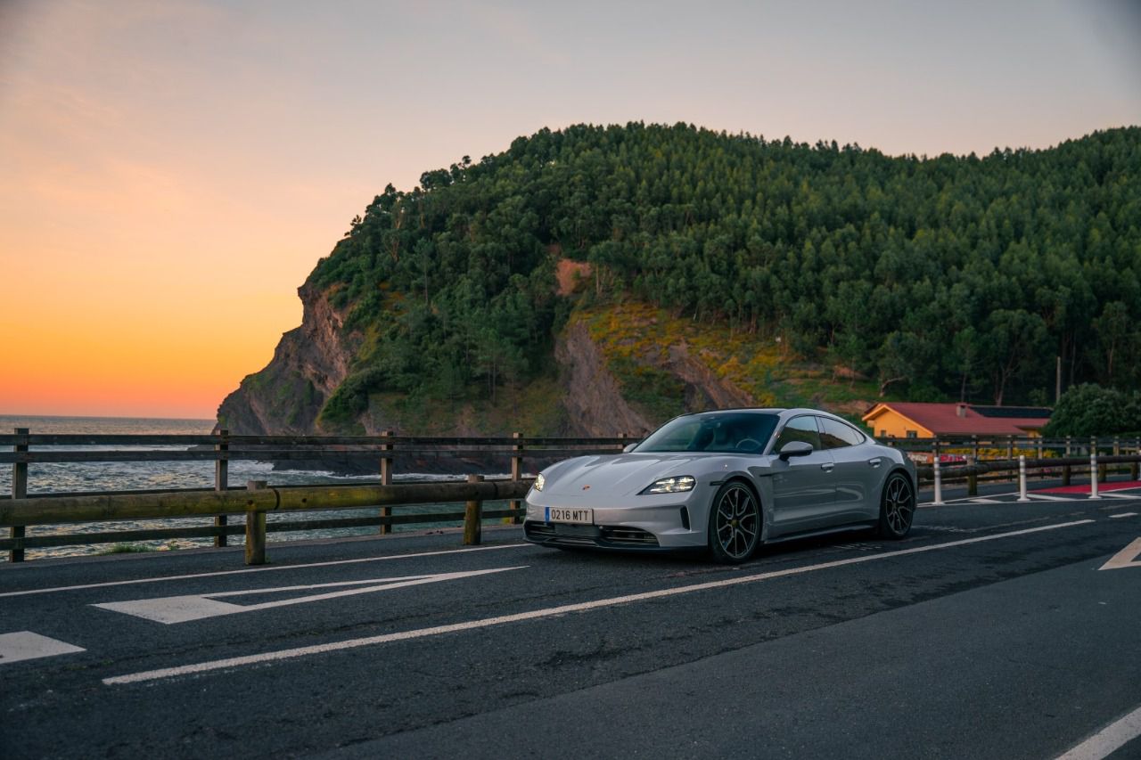 Porsche Taycan estacionado en mitad de la prueba de conducción (Autor: Aitor Puy @oto_racing)