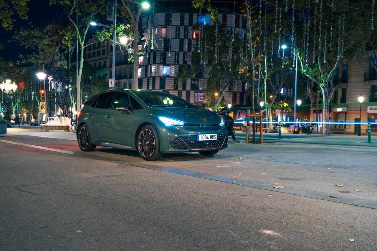 Lateral frontal cupra born (Autor: Pau Mesas)