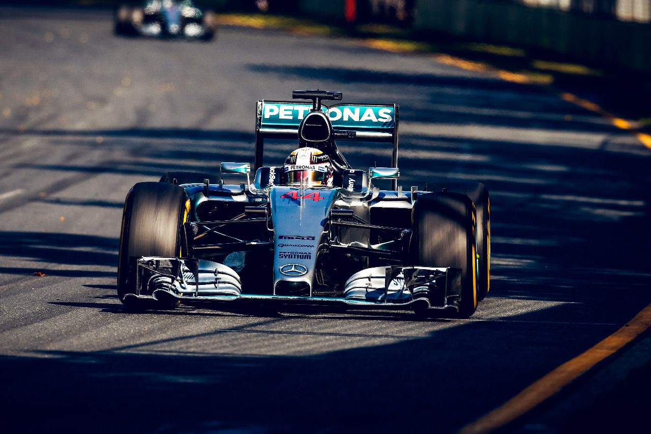 Lewis Hamilton pilotando el W06 durante el GP de Australia de 2015