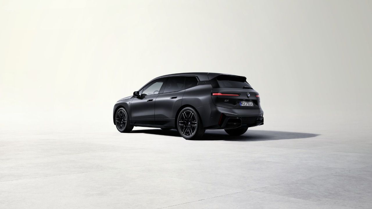 Trasera del nuevo BMW iX m70 2025