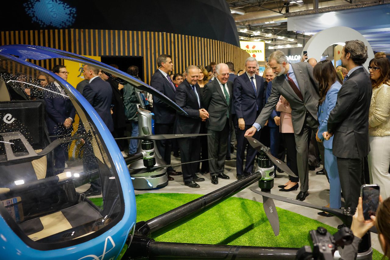 Su Majestad el Rey Felipe VI visitando el stand de Mobility City en Fitur 2025