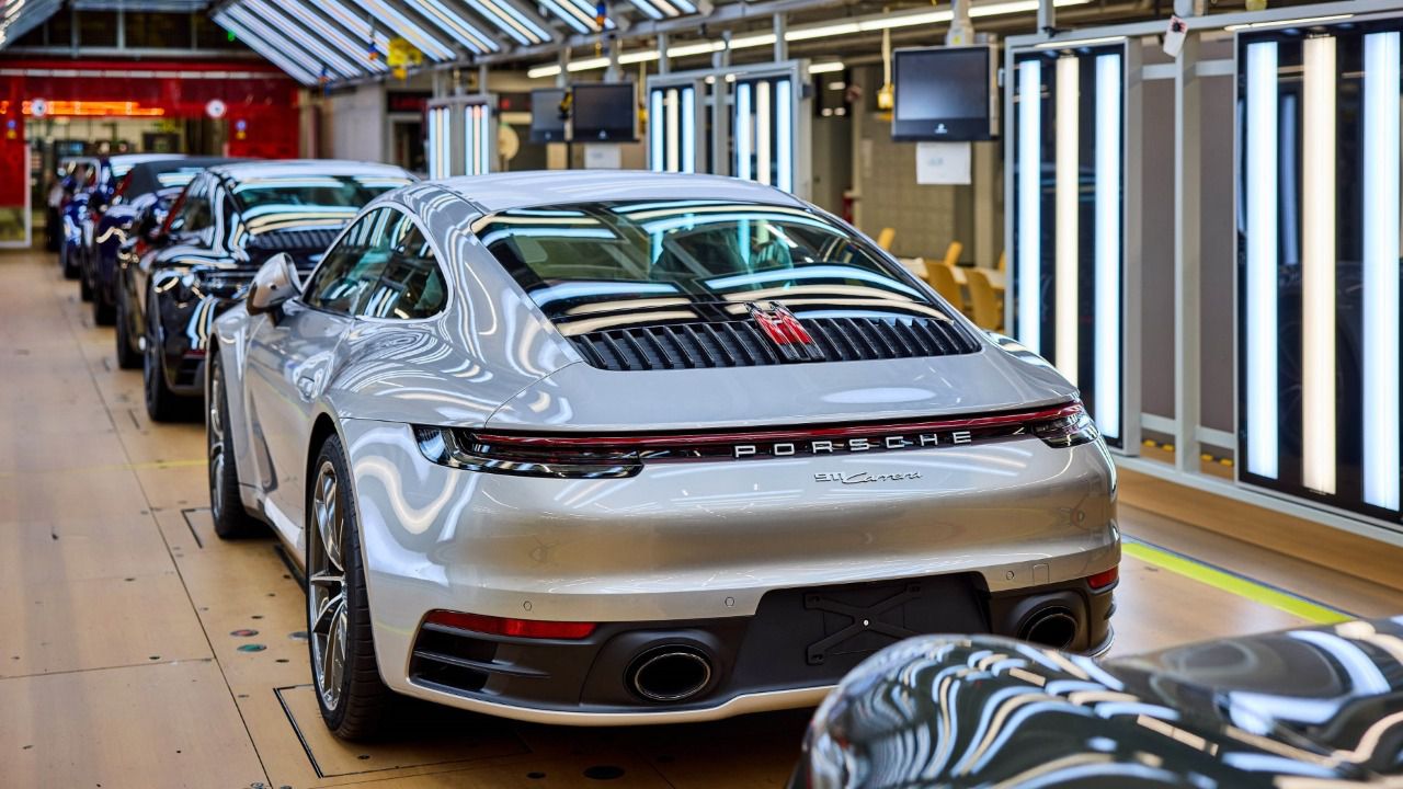 Cadena de producción de automóviles deportivos de combustión del modelo Porsche 911