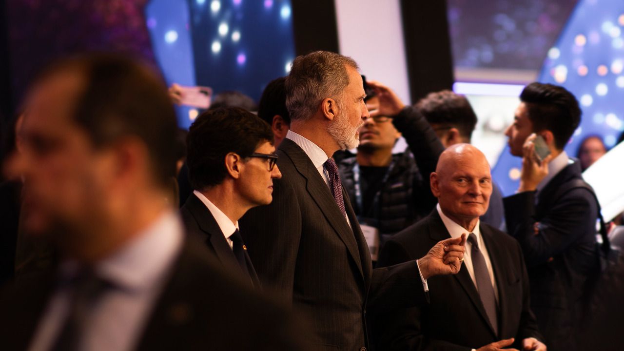 Su Majestad el Rey Felipe VI paseando por el MWC Barcelona 2025 junto a John Hoffman, CEO de la GSMA, y Salvador Illa, presidente de la Generalitat de Cataluña. Autor: Daniel Quesada